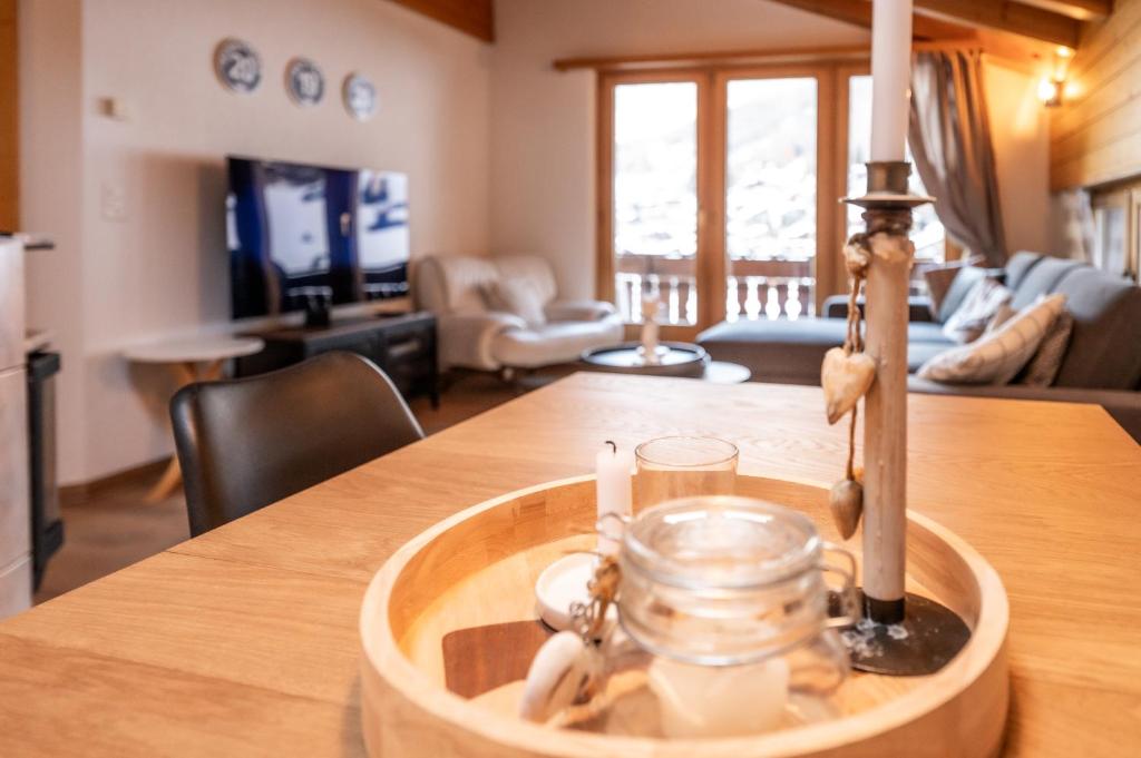 TV a/nebo společenská místnost v ubytování Dachwohnung Balma-great overview of Zermatt