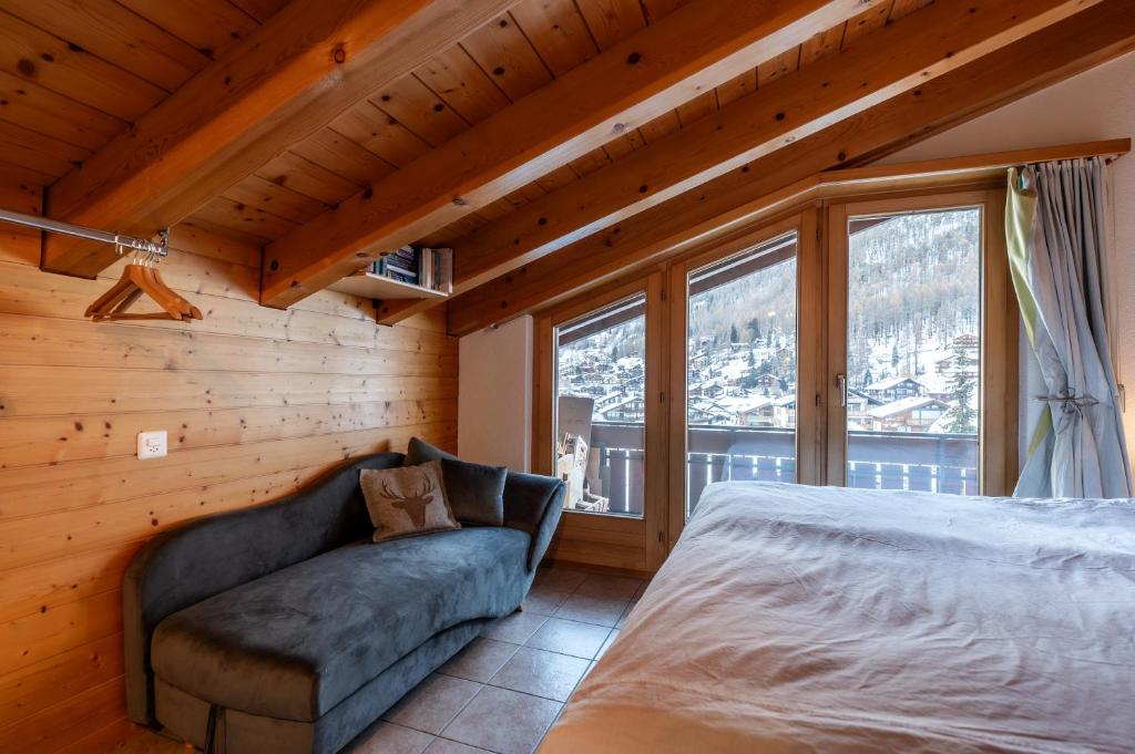 Postel nebo postele na pokoji v ubytování Dachwohnung Balma-great overview of Zermatt