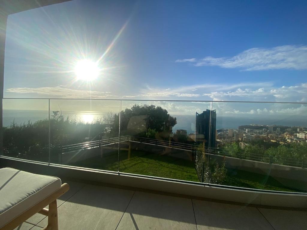 Elle comprend un balcon offrant une vue sur la ville et le soleil. dans l'établissement Luxury Sea-View Suite over Monaco, à Beausoleil