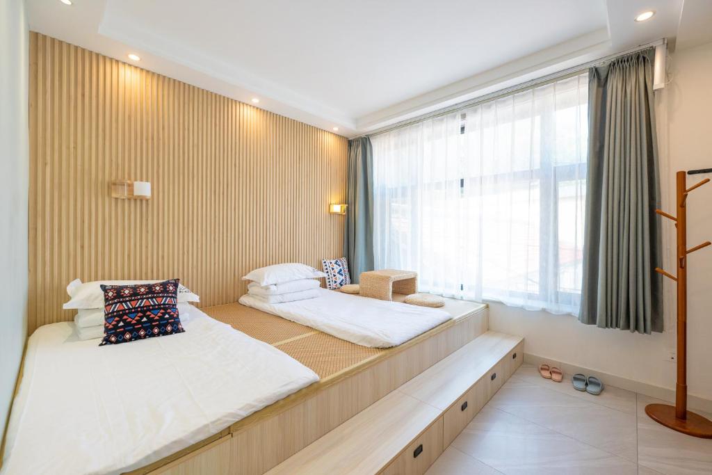 Ein Bett oder Betten in einem Zimmer der Unterkunft Mutianyu Great Wall Jingshan First House Boutique B&B