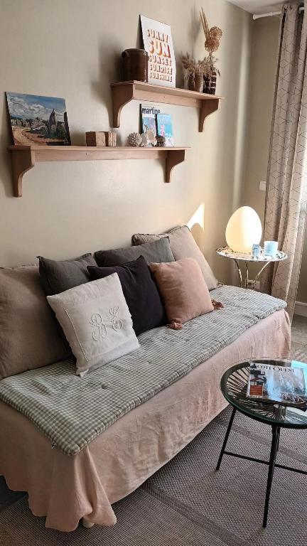 un canapé dans un salon avec une table dans l'établissement Appartement Cosy proche plage, à Carnac