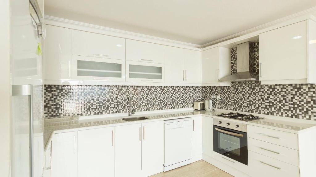 Kuchyň nebo kuchyňský kout v ubytování Kalkan 6 Bedroom Villa - 1038