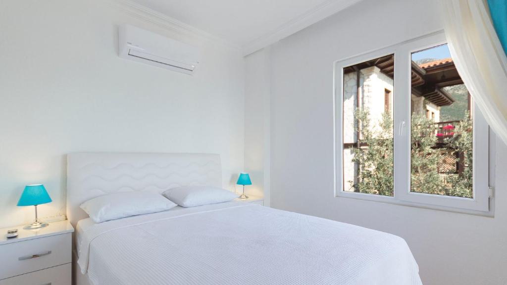 Postel nebo postele na pokoji v ubytování Kalkan 6 Bedroom Villa - 1038