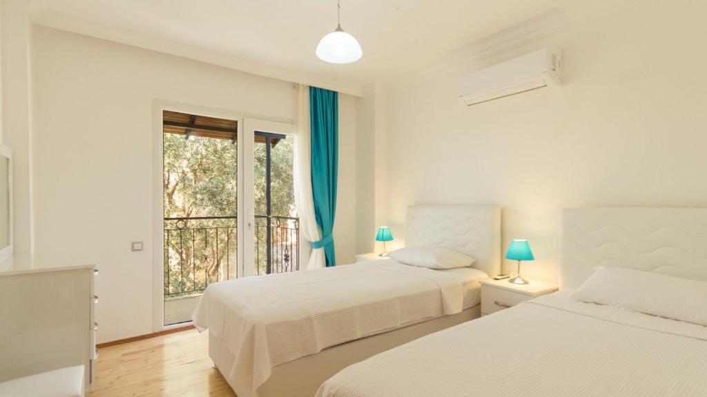 Postel nebo postele na pokoji v ubytování Kalkan 6 Bedroom Villa - 1038