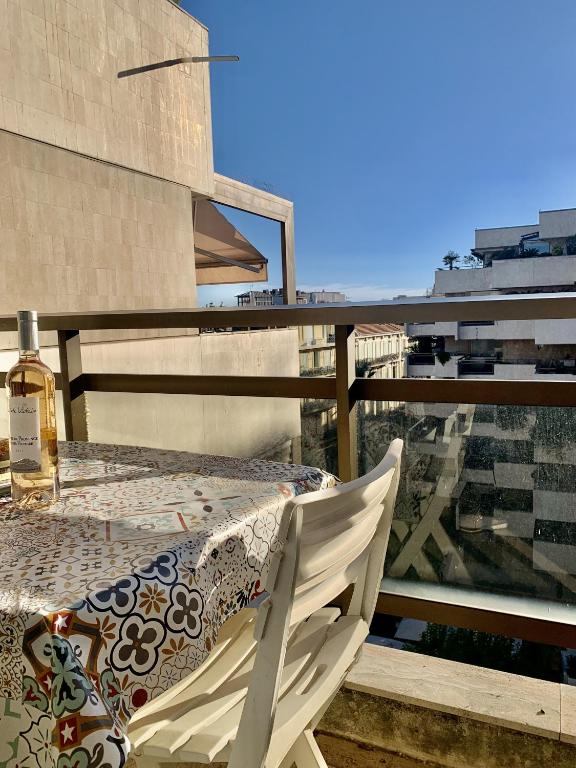 une table et une chaise sur un balcon dans l'établissement Gray d'Albion POL519 studio, à Cannes