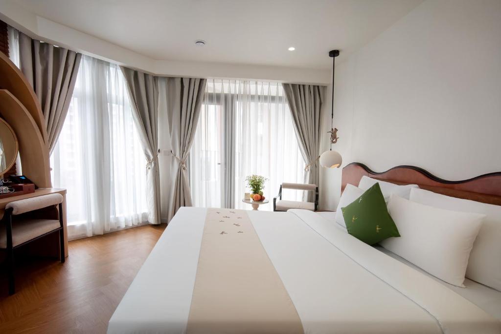 Luxury Deluxe High-Floor Balcony Room with Once-time minibar