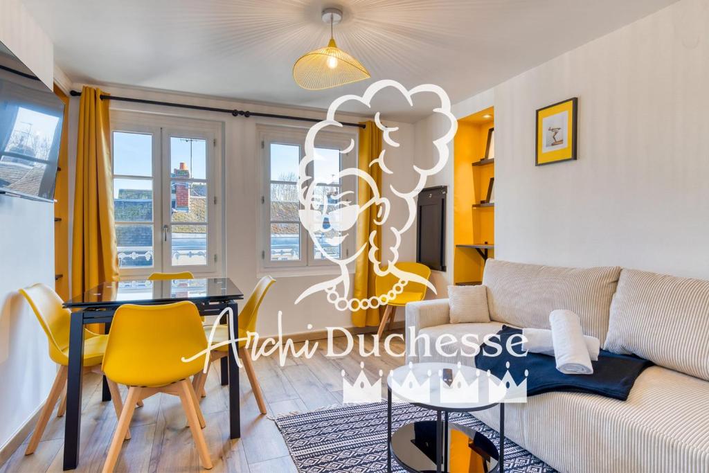 un salon avec un canapé et une table dans l'établissement Esmée votre appartement rénové en hyper-centre, à Rouen