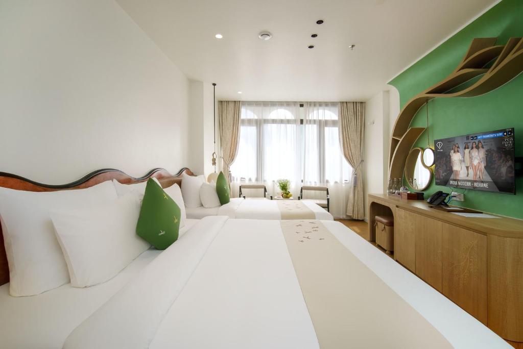 Luxury Deluxe Triple Room City View with Once-time minibar