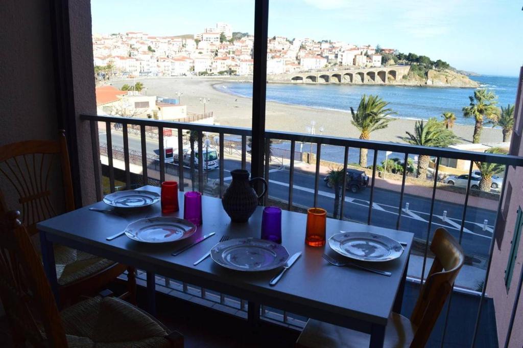 d'une table avec vue sur la plage depuis un balcon. dans l'établissement Appart 3 pièces 6 couchages BANYULS SUR MER BN020-036, à Banyuls-sur-Mer