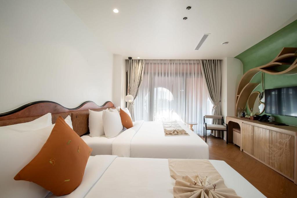 ME Family Suite High-Floor City View with Once-time minibar