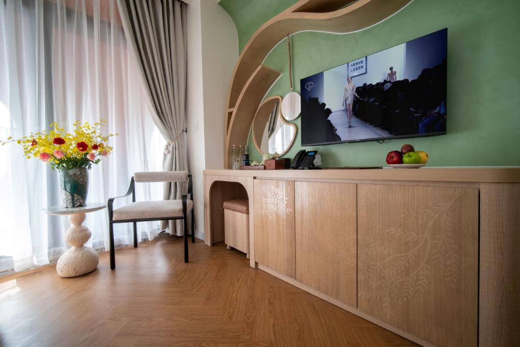 ME Family Suite High-Floor City View with Once-time minibar