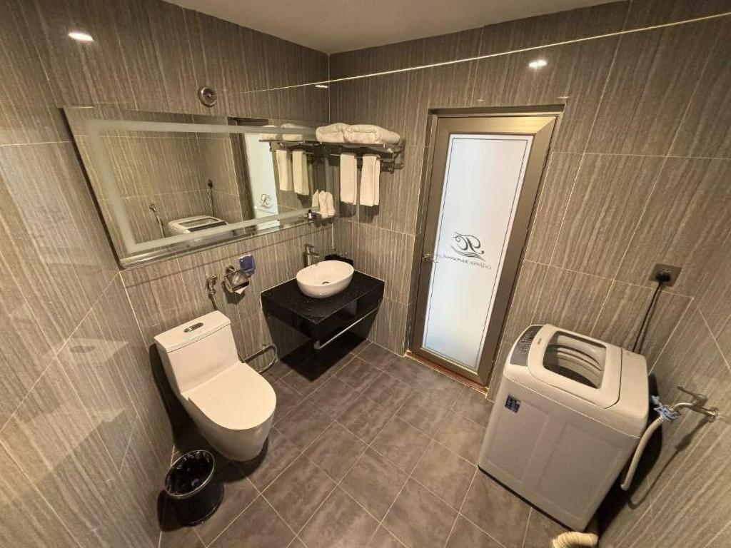 Koupelna v ubytování 云鹰加州酒店