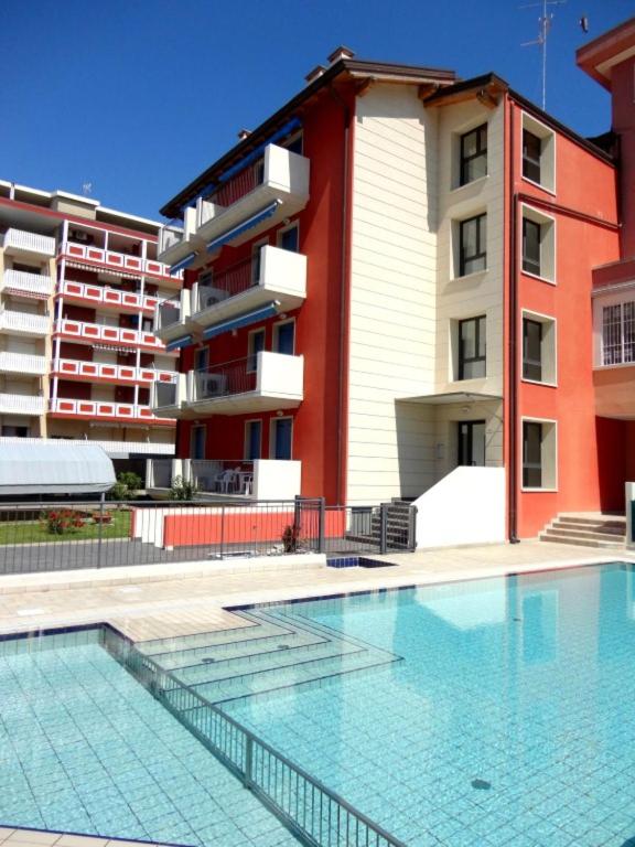 basen przed budynkiem w obiekcie Comfortable flat with pool - Beahost w mieście Porto Santa Margherita di Caorle