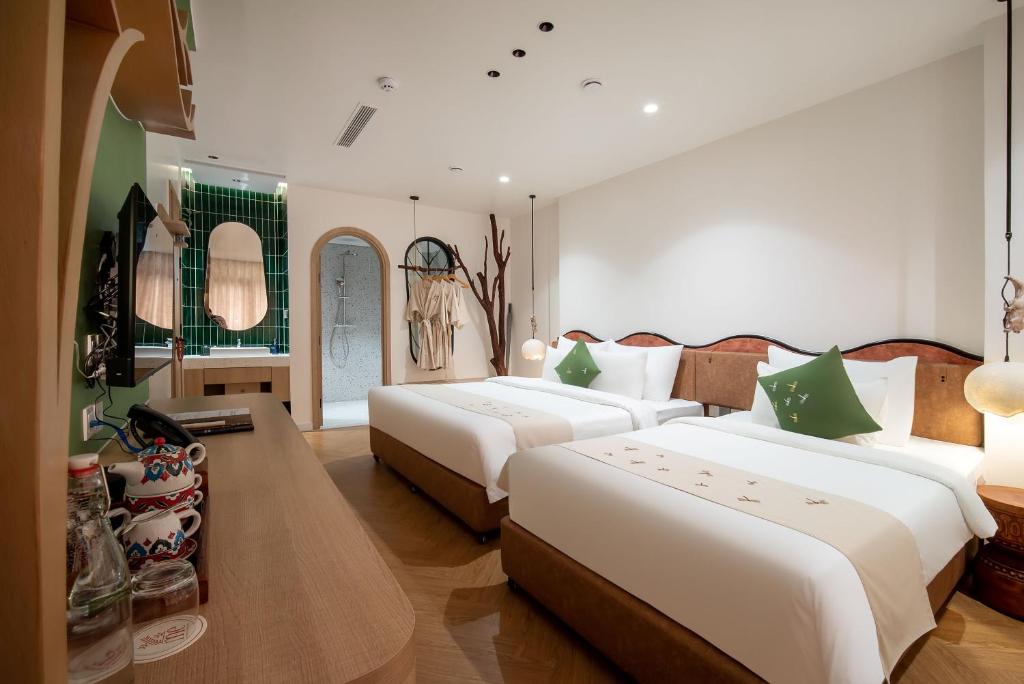 Luxury Deluxe Triple Room City View with Once-time minibar