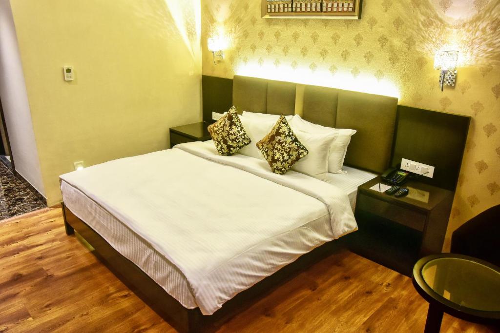 Postel nebo postele na pokoji v ubytování The Fern Residency Kolkata