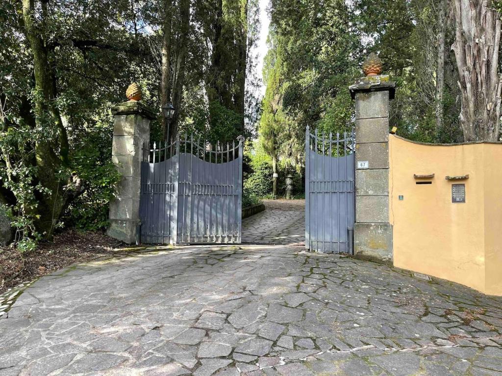 モンテスペルトリにあるApartment with pool and park near Florenceの青い門のある私道の入り口