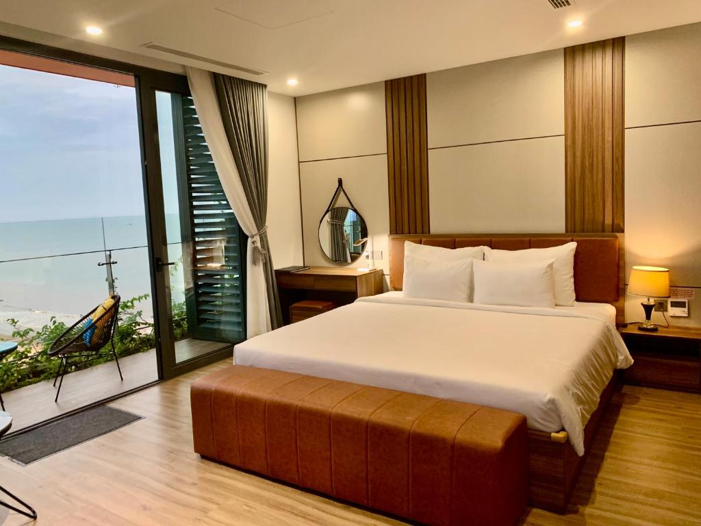 Postel nebo postele na pokoji v ubytování Flamingo Ibiza Hải Tiến