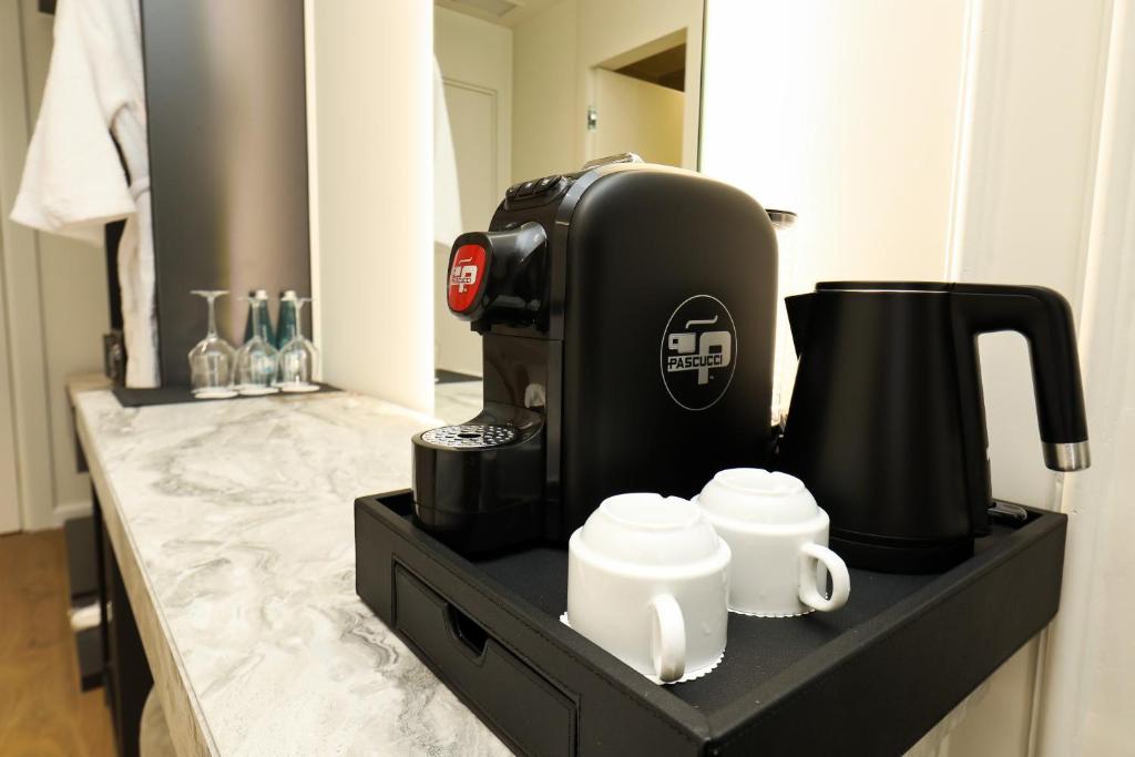Příslušenství pro přípravu čaje a kávy v ubytování Hotel Adore