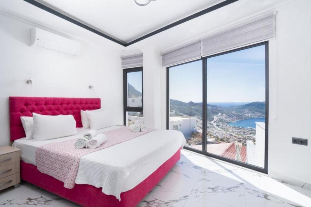 Postel nebo postele na pokoji v ubytování Villa Kubra Akbel Kas Antalya Turkey