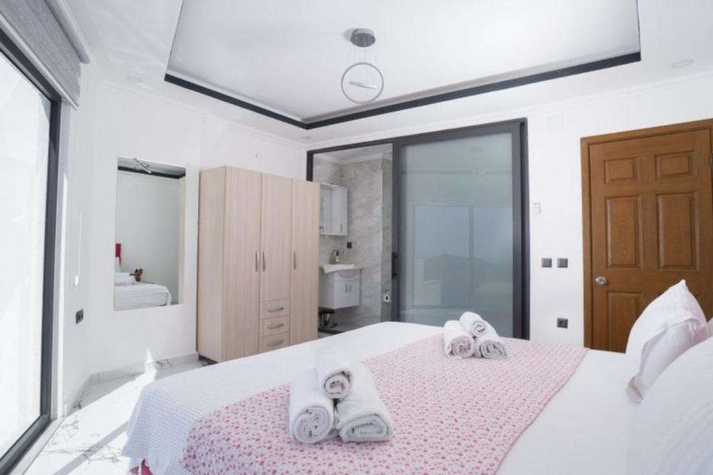 Postel nebo postele na pokoji v ubytování Villa Kubra Akbel Kas Antalya Turkey