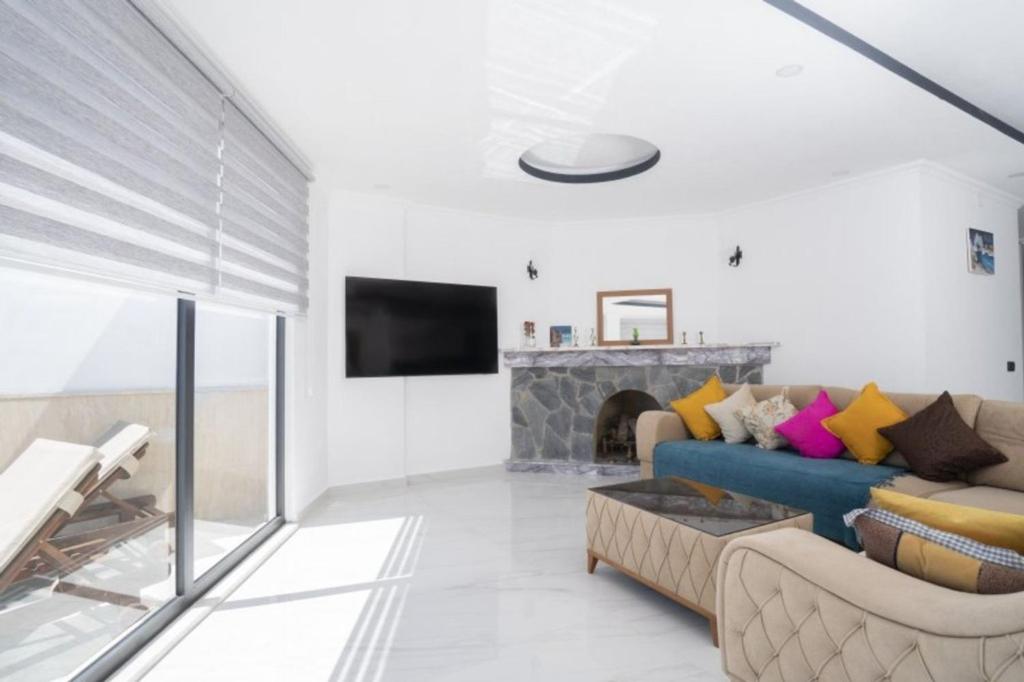 TV a/nebo společenská místnost v ubytování Villa Kubra Akbel Kas Antalya Turkey