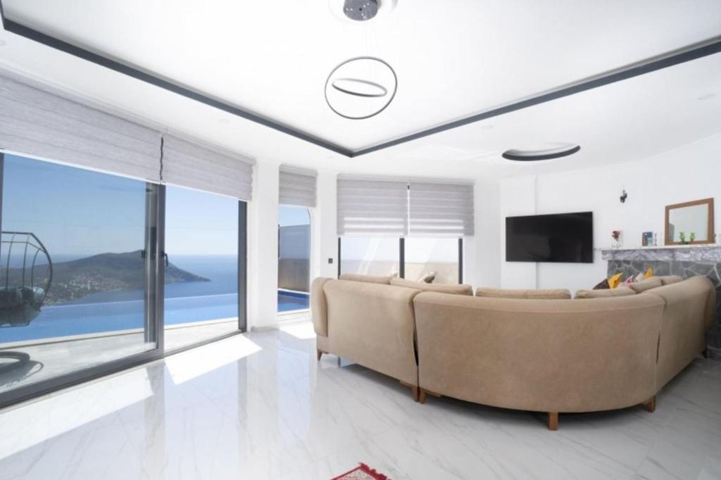 TV a/nebo společenská místnost v ubytování Villa Kubra Akbel Kas Antalya Turkey