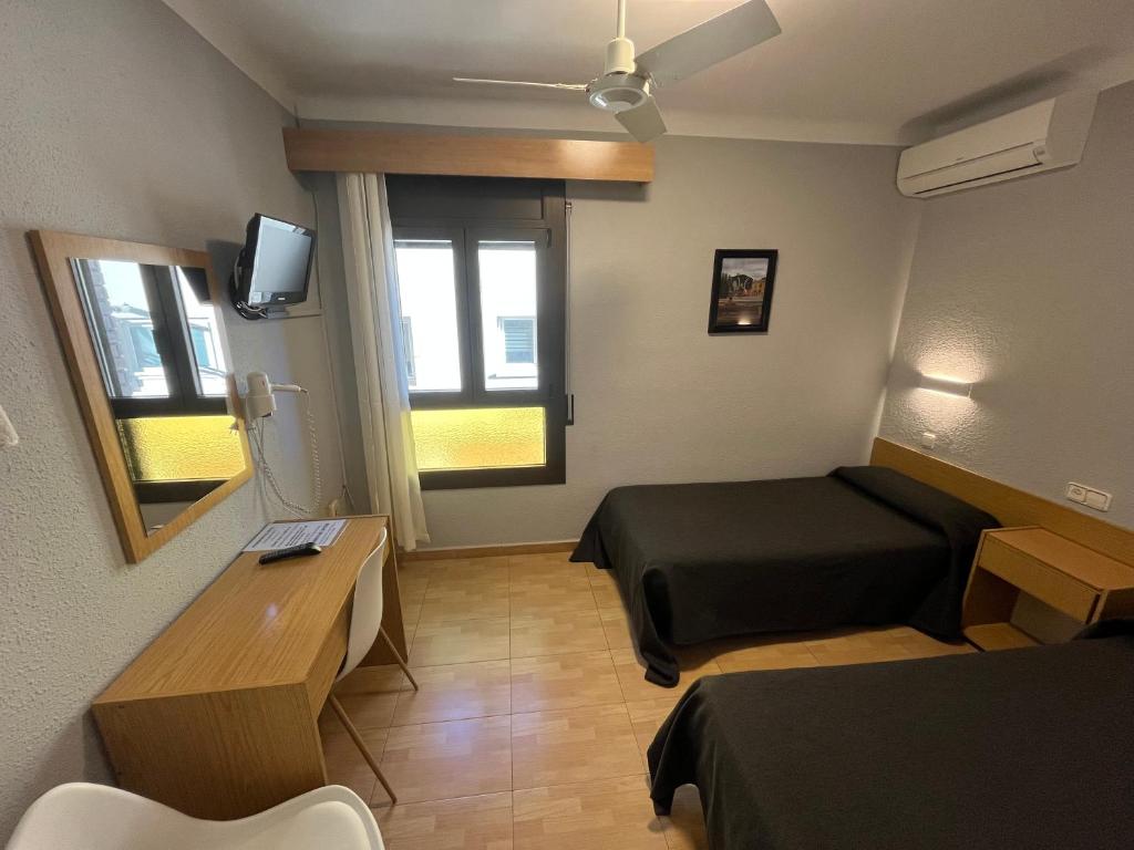 TV a/nebo společenská místnost v ubytování Hostal Tarrés
