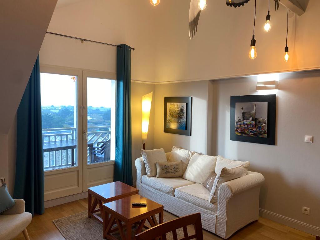 un salon avec un canapé et une table dans l'établissement 90m2 dans résidence avec piscine Plein sud avec terrasse, au Croisic