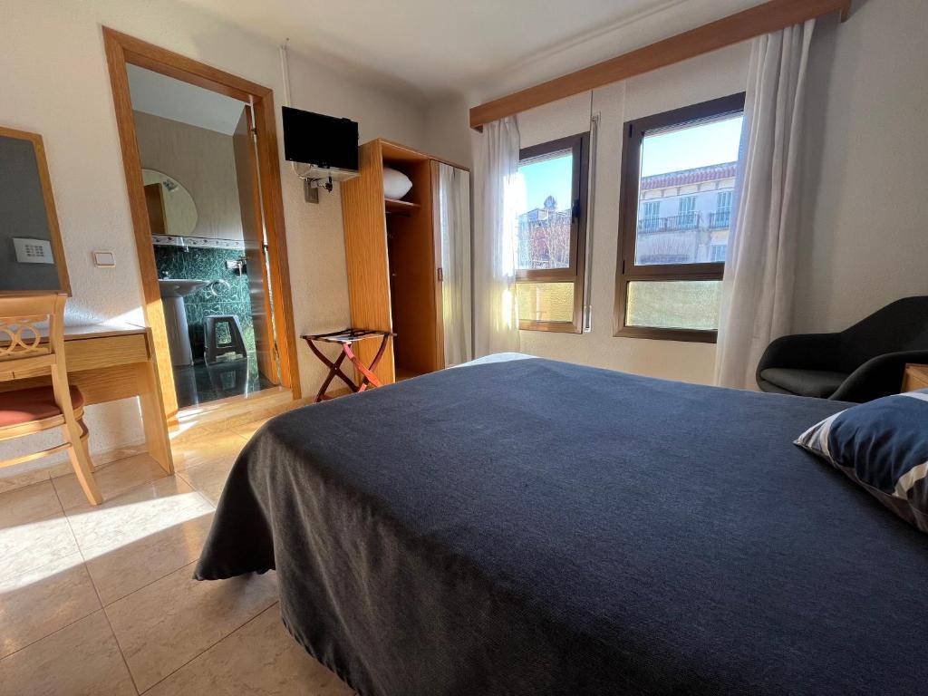 Postel nebo postele na pokoji v ubytování Hostal Tarrés