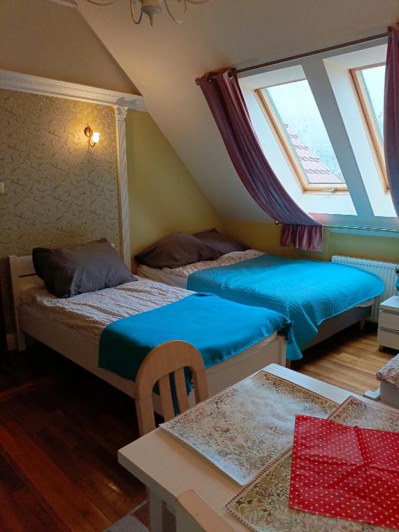 DWÓR POD RÓŻAMI - Chambre Quadruple Avec Salle De Bain Privée