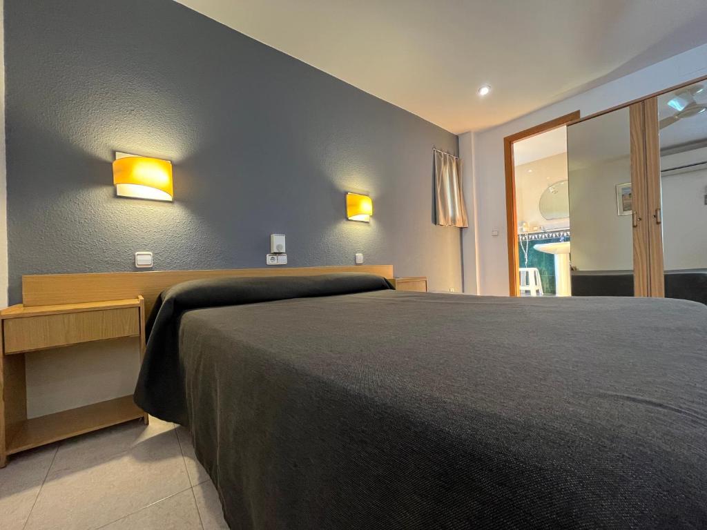 Postel nebo postele na pokoji v ubytování Hostal Tarrés