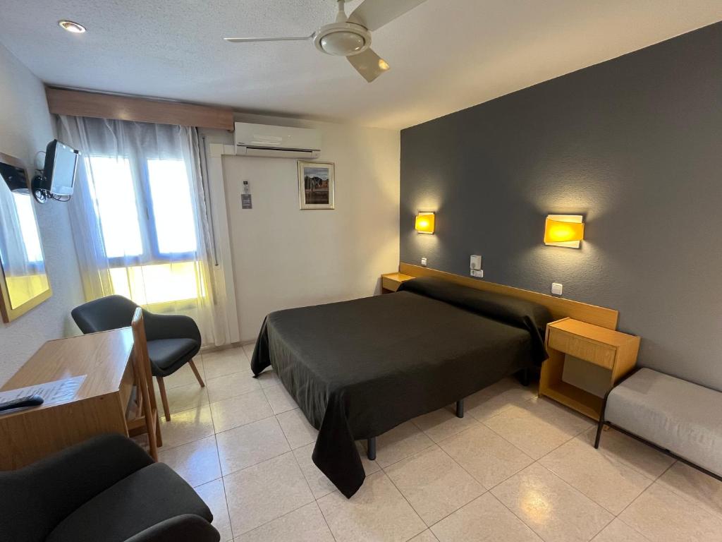 Postel nebo postele na pokoji v ubytování Hostal Tarrés