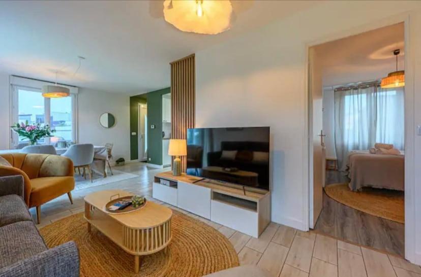 un salon avec un canapé et une table dans l'établissement Le Cocon du Golfe, maison rénovée avec jardin, à Vannes