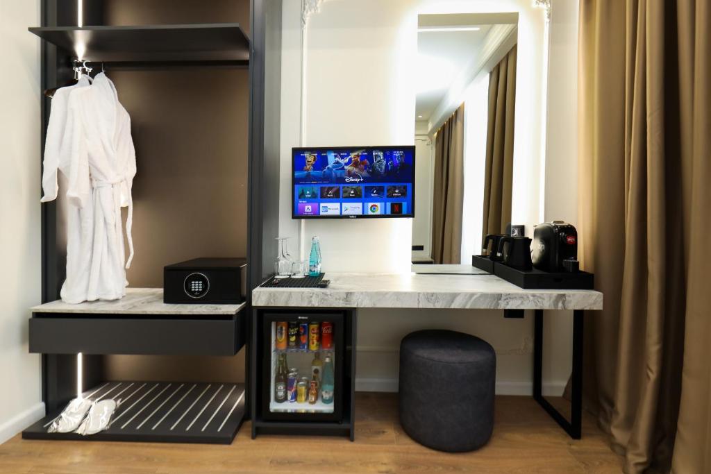 TV a/nebo společenská místnost v ubytování Hotel Adore