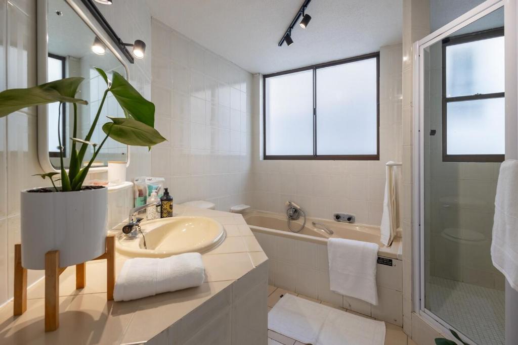 プレッテンバーグ・ベイにあるOcean Views One-Bedの洗面台、トイレ、シャワー付きのバスルーム