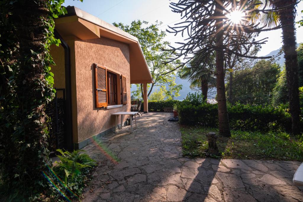 Κήπος έξω από το Casa Claudia, a due passi da lago e spiaggia