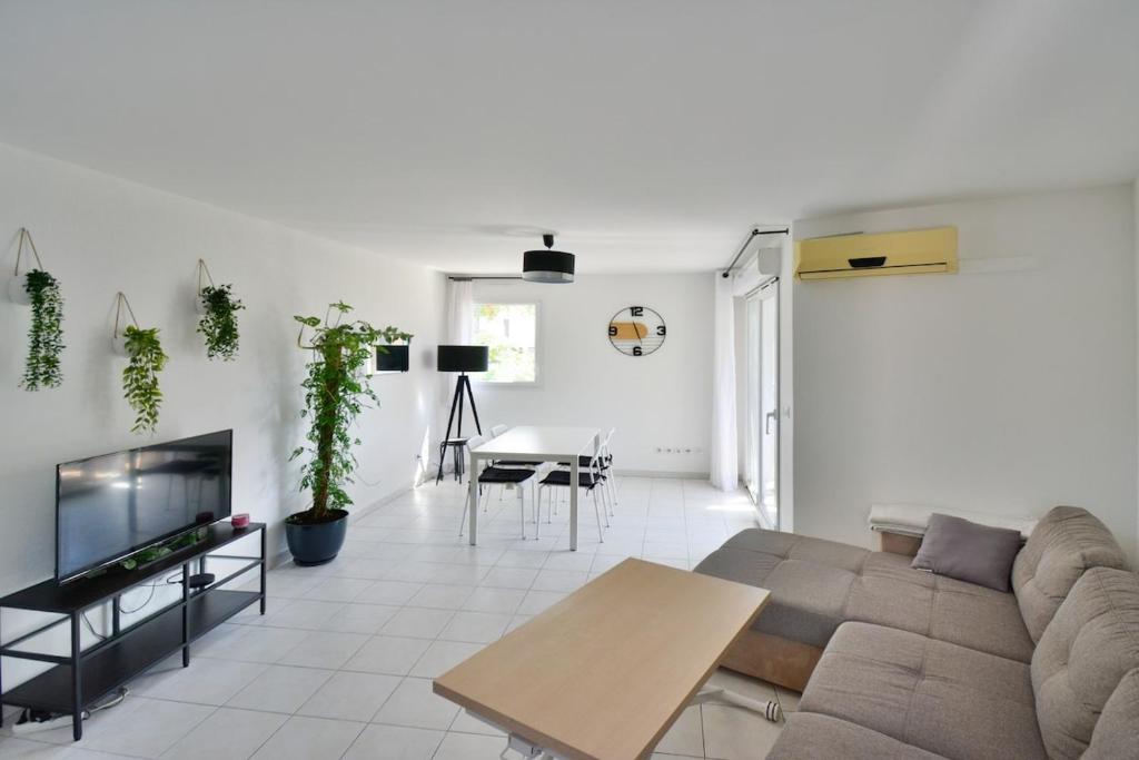 TV a/nebo společenská místnost v ubytování Le Préville avec terrasse et parking gratuit