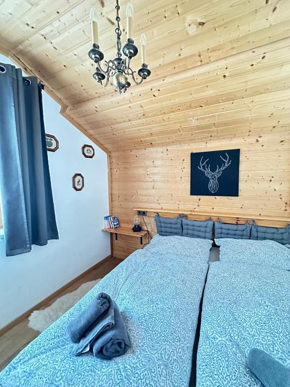 A bed or beds in a room at Lilly Chalet- Apartments with private sauna, close to ski lifts