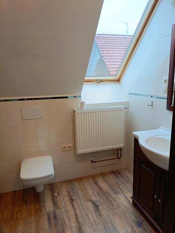 DWÓR POD RÓŻAMI - Chambre Quadruple Avec Salle De Bain Privée