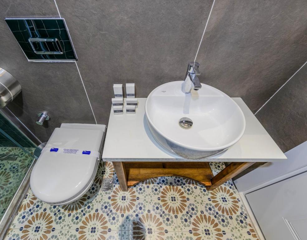 Nenessa Airport Hotel - 5