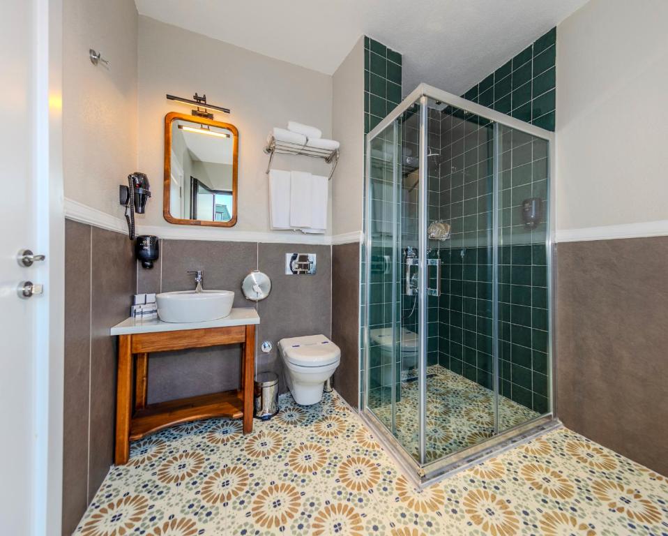 Nenessa Airport Hotel - 8