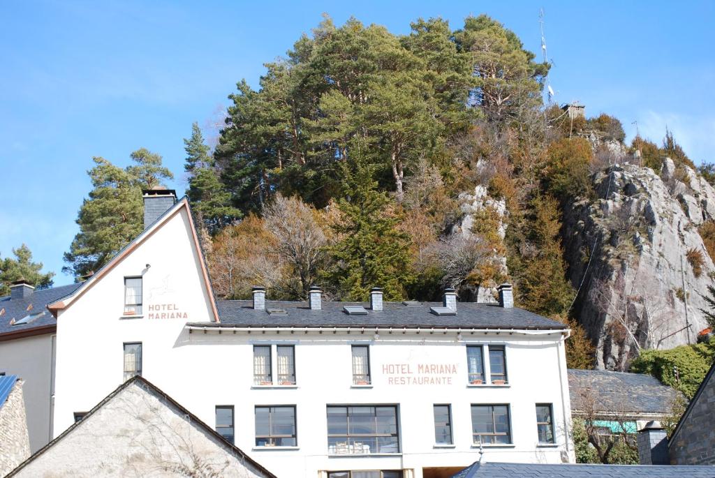 Nespecifikovaný výhled na hory nebo výhled na hory při pohledu z hotelu