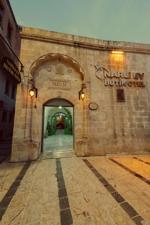 an entrance to a building with an arch way at Narlı Ev Butik Otel in Urfa