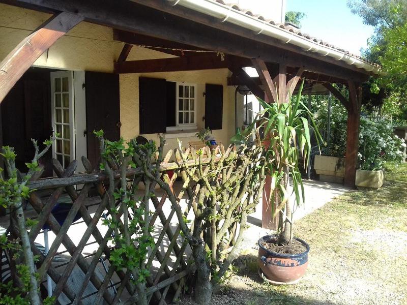 une clôture devant une maison avec une plante dans l'établissement Maison à la campagne, à Saint-Avit-Saint-Nazaire