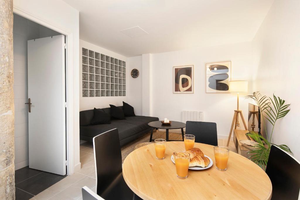 - une salle à manger et un salon avec une table en bois dans l'établissement Au Maire - Appartement familiale, à Paris
