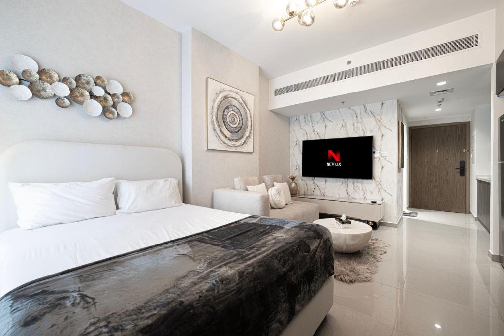 a bedroom with a bed and a living room at شقة استوديو فاخرة في الزاهية الشارقة - cozy Studio in Sharjah