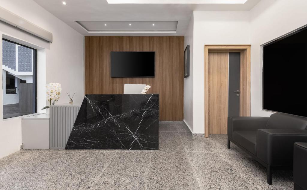 Μια τηλεόραση ή/και κέντρο ψυχαγωγίας στο STP Apartments