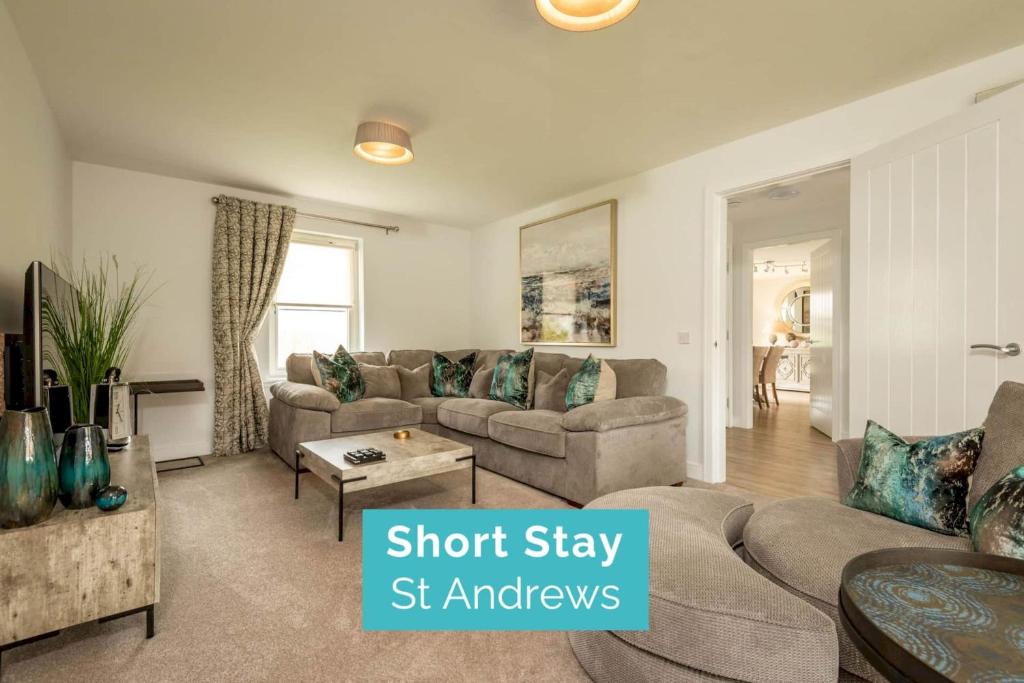 un salon avec un canapé et une table dans l'établissement Village Green - Kingsbarns, à Kingsbarns