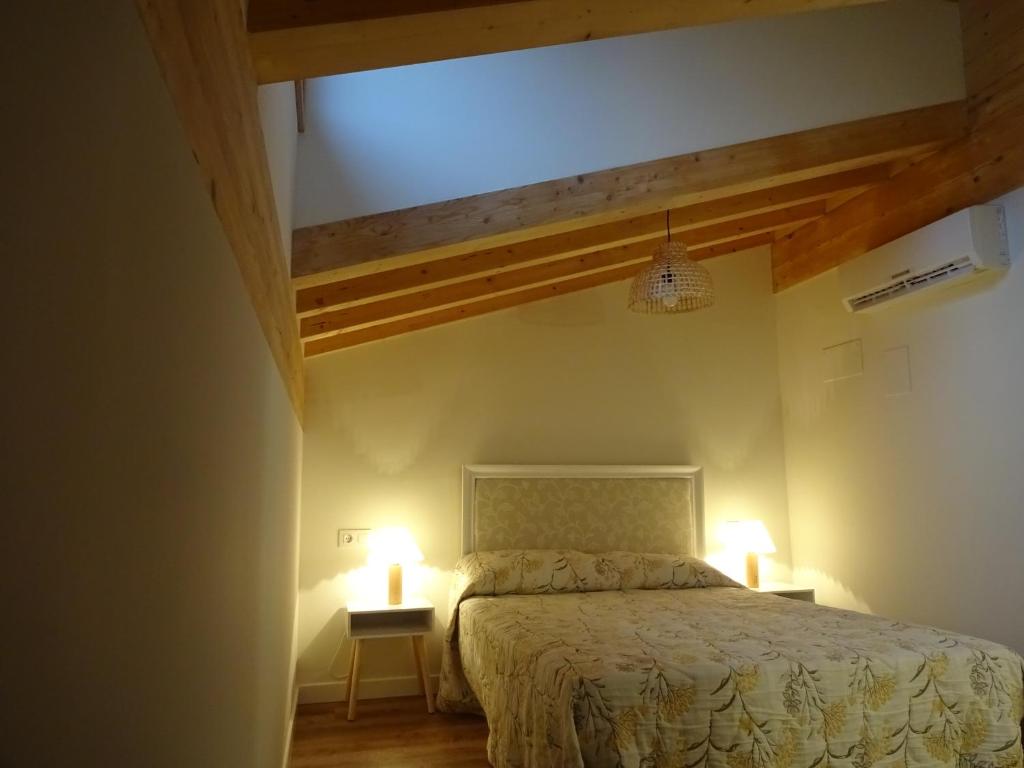 Postel nebo postele na pokoji v ubytování Apartamentos rurales la tienda de Villanueva Mar y montaña