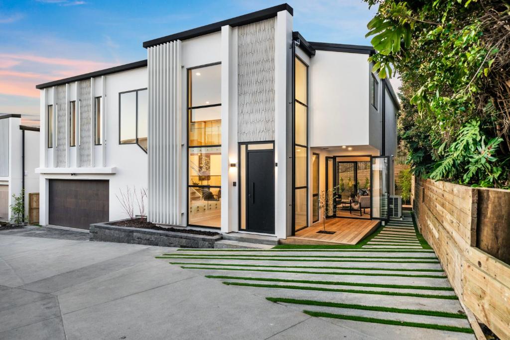 Casa moderna con puertas de cristal y patio en Brand new Luxury home in Remuera, en Auckland